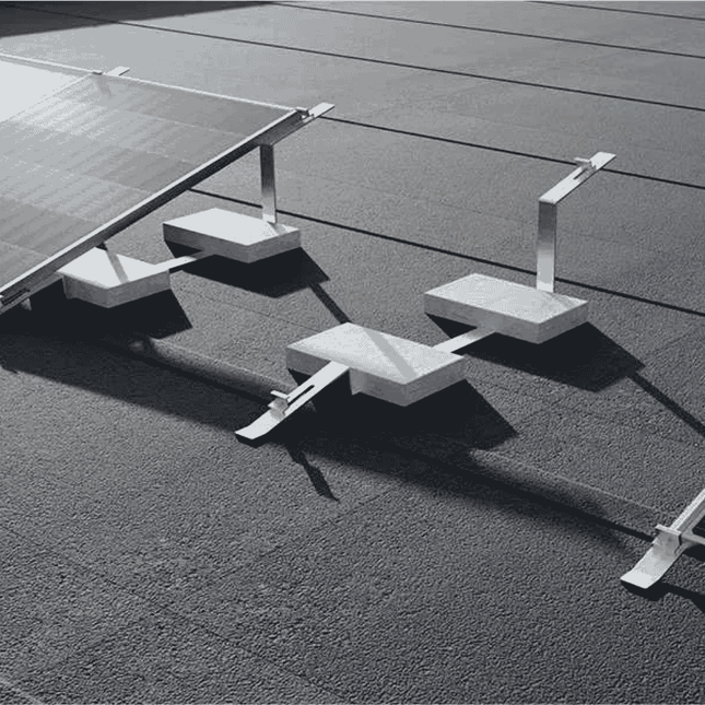 Système de montage pour panneaux photovoltaïques sur toitures plates